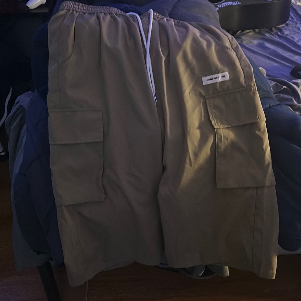 Very oversized Khaki Cargo Shorts